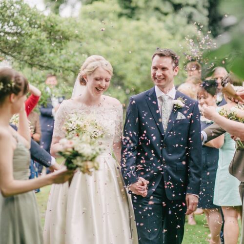Gäste auf einer Hochzeit mit einer Fotobox in Berlin